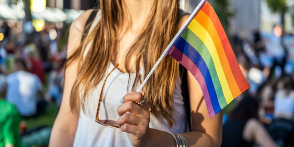 Quels sont les accessoires à porter pour montrer son soutien à la communauté LGBT ?